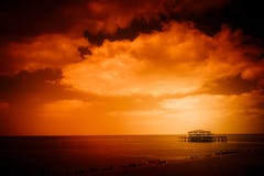 Coucher du soleil au-dessus de littoral de Brighton photographie stock libre de droits Coucher du soleil au-dessus de littoral de Brighton photographie stock libre de droits