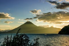 Coucher du soleil au-dessus de volcan de San Pedro, lac Atitlan, Guatemala image stock Coucher du soleil au-dessus de volcan de San Pedro, lac Atitlan, Guatemala image stock