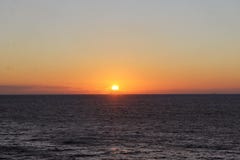 Coucher du soleil au milieu de l'oc?an photo libre de droits Coucher du soleil au milieu de l'oc?an photo libre de droits
