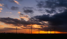 Coucher du soleil avec la vue sur des turbines de vent photographie stock libre de droits Coucher du soleil avec la vue sur des turbines de vent photographie stock libre de droits