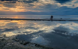 Coucher du soleil coloré à la plage sablonneuse de Jurmala image libre de droits Coucher du soleil coloré à la plage sablonneuse de Jurmala image libre de droits