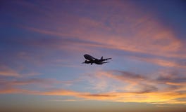 Coucher du soleil CONTRE l'avion Image libre de droits Coucher du soleil CONTRE l'avion Image libre de droits