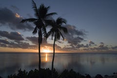 Coucher du soleil dans le cuisinier Islands dans le South Pacific Coucher du soleil dans le cuisinier Islands dans le South Pacific