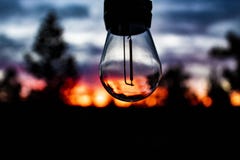 coucher du soleil dans une ampoule image stock coucher du soleil dans une ampoule image stock