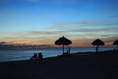 Coucher du soleil de huttes d'herbe d'horizon de vue de la Floride de plage de Panamá City photo libre de droits Coucher du soleil de huttes d'herbe d'horizon de vue de la Floride de plage de Panamá City photo libre de droits