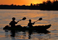 Coucher du soleil de kayak images stock Coucher du soleil de kayak images stock