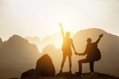 Coucher du soleil de montagnes de randonneurs de randonneurs de couples photographie stock Coucher du soleil de montagnes de randonneurs de randonneurs de couples photographie stock