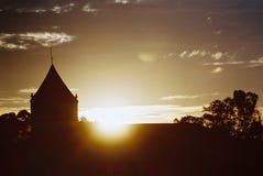 Coucher du soleil derrière l'église images stock Coucher du soleil derrière l'église images stock