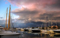 Coucher du soleil dramatique à St Tropez photographie stock libre de droits Coucher du soleil dramatique à St Tropez photographie stock libre de droits