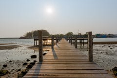 coucher du soleil et pont en bois photo stock coucher du soleil et pont en bois photo stock