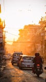 Coucher du soleil et trafic à Katmandou photo stock Coucher du soleil et trafic à Katmandou photo stock