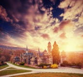 Coucher du soleil fantastique avec des cumulus au-dessus du château antique Photo stock Coucher du soleil fantastique avec des cumulus au-dessus du château antique Photo stock