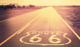 Coucher du soleil filtré par vintage au-dessus de Route 66 images stock Coucher du soleil filtré par vintage au-dessus de Route 66 images stock