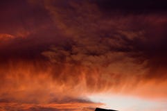 Coucher du soleil lumineux et coloré avec les nuages intenses image stock Coucher du soleil lumineux et coloré avec les nuages intenses image stock