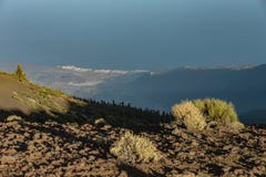 Coucher du soleil magique au-dessus des nuages dans les montagnes de Ténérife en Îles Canaries photo stock Coucher du soleil magique au-dessus des nuages dans les montagnes de Ténérife en Îles Canaries photo stock