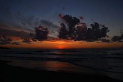 Coucher du soleil nuageux dans Cefalu, Sicile photos stock Coucher du soleil nuageux dans Cefalu, Sicile photos stock
