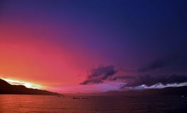 Coucher du soleil pourpre de stupéfaction dans le lac Toba, Indonésie photographie stock Coucher du soleil pourpre de stupéfaction dans le lac Toba, Indonésie photographie stock
