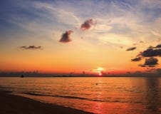 Coucher du soleil sur la plage avec le beau ciel photo stock Coucher du soleil sur la plage avec le beau ciel photo stock