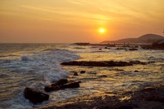 Coucher du soleil sur le bord de la mer du Vietnam couleur orange du ciel, des collines et des personnes, qui rencontrent la soir image libre de droits Coucher du soleil sur le bord de la mer du Vietnam couleur orange du ciel, des collines et des personnes, qui rencontrent la soir image libre de droits