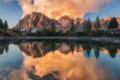 Coucher du soleil sur le lac Limides Images libres de droits Coucher du soleil sur le lac Limides Images libres de droits