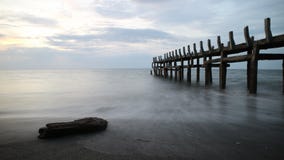 Coucher du soleil sur une belle plage images libres de droits Coucher du soleil sur une belle plage images libres de droits