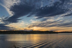 Coucher du soleil suédois surréaliste photographie stock libre de droits Coucher du soleil suédois surréaliste photographie stock libre de droits