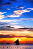 Coucher du soleil tropical étonnant et silhouette de bateau, Boracay photos stock Coucher du soleil tropical étonnant et silhouette de bateau, Boracay photos stock