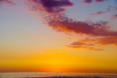 Coucher du soleil à l'océan pacifique avec des surfers et des nageurs image libre de droits Coucher du soleil à l'océan pacifique avec des surfers et des nageurs image libre de droits