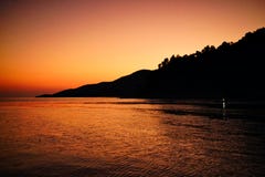 Coucher du soleil à la plage d'Agnontas, Skopelos, Grèce photo libre de droits Coucher du soleil à la plage d'Agnontas, Skopelos, Grèce photo libre de droits