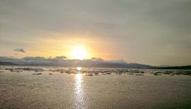 Coucher du soleil du soleil égalisant au-dessus de la baie avec de la glace images stock Coucher du soleil du soleil égalisant au-dessus de la baie avec de la glace images stock