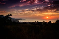 Coucher du soleil épique au-dessus de la mer avec le paysage naturel photo stock Coucher du soleil épique au-dessus de la mer avec le paysage naturel photo stock