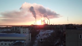 Coucher du soleil épique sur le fond d'une usine de tabagisme Le soleil rouge avec les rayons lumineux dépasse les usines et le b banque de vidéos Coucher du soleil épique sur le fond d'une usine de tabagisme Le soleil rouge avec les rayons lumineux dépasse les usines et le b banque de vidéos
