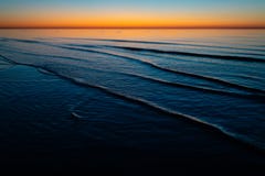 Coucher du soleil étonnant vif dans les pays Baltes - le crépuscule en mer avec l'horizon illumine par le soleil image stock Coucher du soleil étonnant vif dans les pays Baltes - le crépuscule en mer avec l'horizon illumine par le soleil image stock