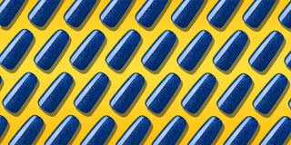 Couleur bleue de vernis ? ongles de mod?le avec le scintillement Laque cr?ative de clou de disposition dans les astuces sur le fo photographie stock libre de droits Couleur bleue de vernis ? ongles de mod?le avec le scintillement Laque cr?ative de clou de disposition dans les astuces sur le fo photographie stock libre de droits