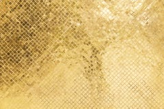 Couleur d'or en verre souillé lumineuse sur le vieux mur dans le temple photographie stock Couleur d'or en verre souillé lumineuse sur le vieux mur dans le temple photographie stock