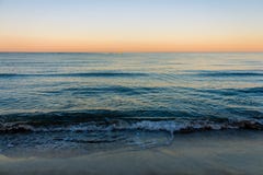Couleurs de lever de soleil au-dessus de la mer images libres de droits Couleurs de lever de soleil au-dessus de la mer images libres de droits