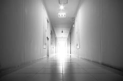 couloir avec la lumière en appartement images libres de droits couloir avec la lumière en appartement images libres de droits