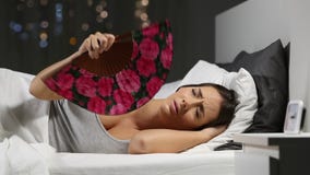 Coup de chaleur de douleur de femme pendant la nuit dans le lit Coup de chaleur de douleur de femme pendant la nuit dans le lit