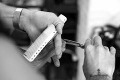 Coupe de cheveux dans le coiffeur de salon, plan rapproché de ciseaux dans les mains du maître photographie stock libre de droits Coupe de cheveux dans le coiffeur de salon, plan rapproché de ciseaux dans les mains du maître photographie stock libre de droits