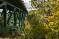Coupez la passerelle de fleuve photo stock Coupez la passerelle de fleuve photo stock