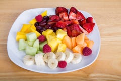 Coupez le fruit avec des bananes et des fraises de mangues image libre de droits Coupez le fruit avec des bananes et des fraises de mangues image libre de droits