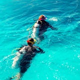 Couple of divers swim in the blue ocean royalty free stock photography Couple of divers swim in the blue ocean royalty free stock photography