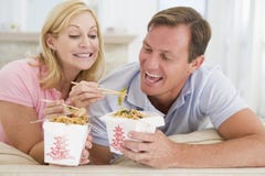 couple eating meal mealtime takeaway together στοκ φωτογραφίες couple eating meal mealtime takeaway together στοκ φωτογραφίες