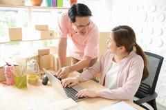couple home laptop using Να δείξει στην οθόνη με ευτυχώς ΜΜΕ, διαταγή προϊόντων ελέγχου, on-line που πωλούν, ηλεκτρονικό εμπόριο, στοκ φωτογραφίες couple home laptop using Να δείξει στην οθόνη με ευτυχώς ΜΜΕ, διαταγή προϊόντων ελέγχου, on-line που πωλούν, ηλεκτρονικό εμπόριο, στοκ φωτογραφίες
