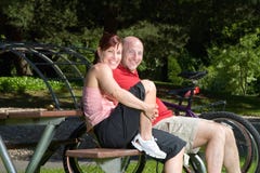 Couple On Park Bench - Horizontal Royalty Free Stock Images