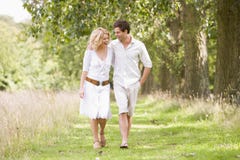 couple path smiling walking Στοκ Φωτογραφία couple path smiling walking Στοκ Φωτογραφία