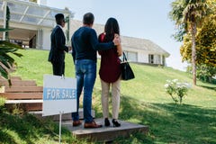 Couple visiting luxury villa with real estate agent royalty free stock image Couple visiting luxury villa with real estate agent royalty free stock image