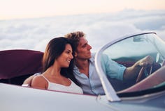 Couple Watching the Sunset in Classic Vintage Car royalty free stock photos Couple Watching the Sunset in Classic Vintage Car royalty free stock photos