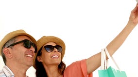 Couples adultes appréciant le moment avec le chapeau clips vidéos Couples adultes appréciant le moment avec le chapeau clips vidéos