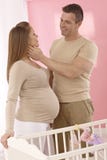 Couples affectueux attendant le bébé images stock Couples affectueux attendant le bébé images stock